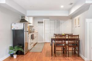 Spacious 2BR Home Backyard Parking & UW