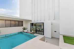 High-Floor 2BR with Private Pool Overlooking the Community, Steps from Park and Circle Mall, Binghatti Azure, JVC by Deluxe Holiday Homes