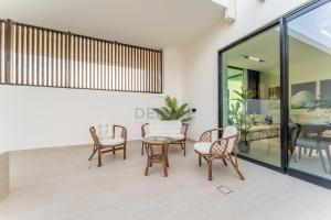 High-Floor 2BR with Private Pool Overlooking the Community, Steps from Park and Circle Mall, Binghatti Azure, JVC by Deluxe Holiday Homes