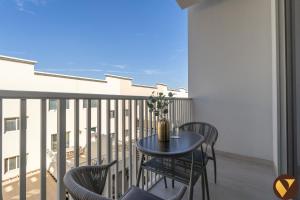 Vogue Vacation Homes, JVC Luma22 near Circle Mall, Studio Apartment with Balcony and Vibrant Community View, Access toAmenities