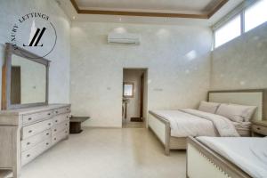 Luxury 3 BDR Al Ain Farm Stay with Private Zoo