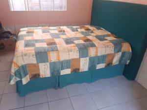 Quarto em casa com moradores