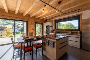 Chalet paisible 3 étoiles Sauna, Cheminée, Terrasse Sud, Vue montagne, Bois & Pierre authentique et confort moderne