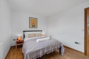 Tavistock Mews by Artsy