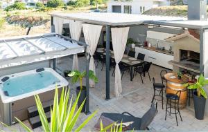 2 Bedroom Beautiful Apartment In Podstrana