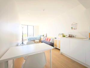 Box Hill Bright and Cozy Hotel Style One Bedroom Suite Kitchenette Ideal for Short Stays