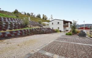 2 Bedroom Gorgeous Apartment In Premaor