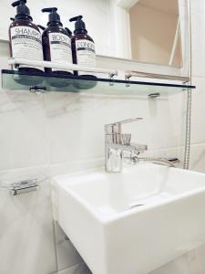 Clould 3 minutes from Hongik University Subway Station, 5 minutes from Hongik University Main Gate, 10 minutes from Sinchon