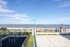 Apartamento Frente Mar com Vista Mar incrível 3 Quartos Ar-condicionado Cozinha Completa e Churrasqueira privativa em Condomínio Home Club com Piscina com Borda Infinita, Jacuzzi Academia, Brinquedoteca quadra de Beach Tenis e 2 Vagas de garagem