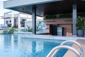 Apartamento Frente Mar com Vista Mar incrível 3 Quartos Ar-condicionado Cozinha Completa e Churrasqueira privativa em Condomínio Home Club com Piscina com Borda Infinita, Jacuzzi Academia, Brinquedoteca quadra de Beach Tenis e 2 Vagas de garagem