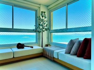 Apartamento Frente Mar com Vista Mar incrível 3 Quartos Ar-condicionado Cozinha Completa e Churrasqueira privativa em Condomínio Home Club com Piscina com Borda Infinita, Jacuzzi Academia, Brinquedoteca quadra de Beach Tenis e 2 Vagas de garagem