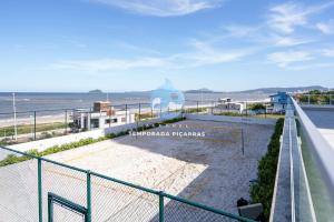 Apartamento Frente Mar com Vista Mar incrível 3 Quartos Ar-condicionado Cozinha Completa e Churrasqueira privativa em Condomínio Home Club com Piscina com Borda Infinita, Jacuzzi Academia, Brinquedoteca quadra de Beach Tenis e 2 Vagas de garagem