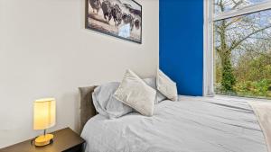 Premium Failsworth Stay - Sleeps up to 14!