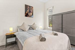 Premium Failsworth Stay - Sleeps up to 14!