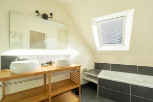 Maison avec garage et jardin