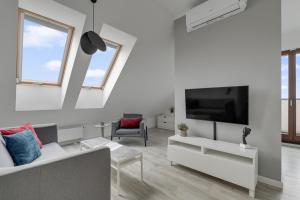 Aura III Apartments & Free Parking by Downtown Apartments