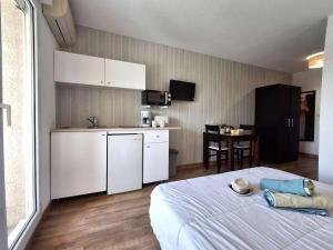 Studio ensoleillé à Saint-Florent avec piscine