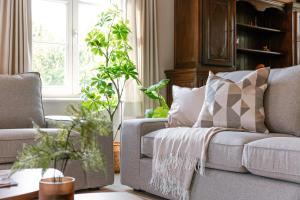 Huswell - Authentic Serene Vacation Hideaway with Pond