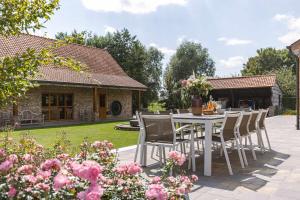 Huswell - Authentic Serene Vacation Hideaway with Pond