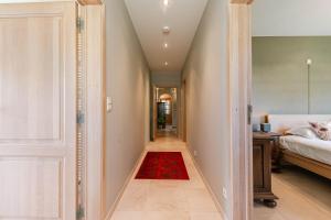 Huswell - Authentic Serene Vacation Hideaway with Pond