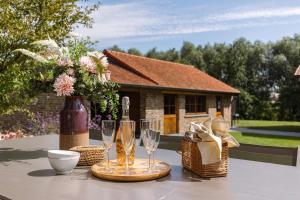 Huswell - Authentic Serene Vacation Hideaway with Pond