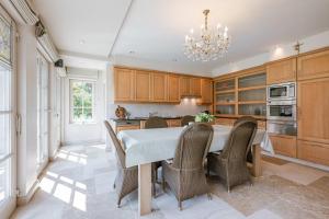 Huswell - Authentic Serene Vacation Hideaway with Pond