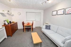 Bright & Spacious 2 Bedroom Apartment in Preston