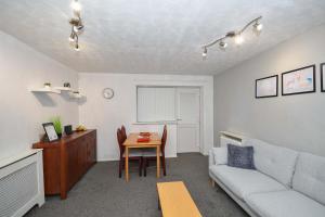 Bright & Spacious 2 Bedroom Apartment in Preston