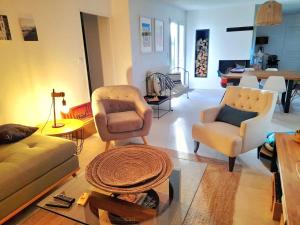 "LA VILLA DES HAUTES MERS" Villa 4 étoiles, 10 personnes, piscine privée chauffée, parc arboré, proche plage et marais