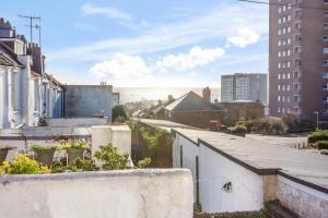 Victorian Queens Park 3BD Maisonette