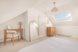 Victorian Queens Park 3BD Maisonette