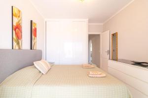 Spacious 2 bdr apartment heated pool, garage