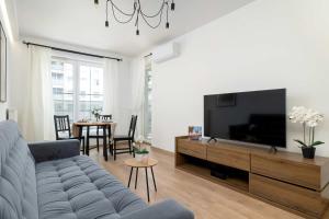 Klimatyzowany Apartament z Balkonem i Przestrzenią do Pracy Lokalizacja Blisko Wisły by Noclegi Renters