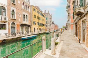 Suite Terrace with Canal View - 5 min from Accademia Bridge