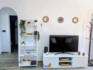 Sunny Getaway with Pool & Rooftop Views VM77