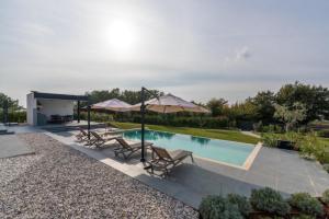 Villa Nura for 8 persons near Poreč with 36 m2 heated pool, with sauna & sea view