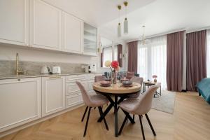 Stylish Studio in Wrocław with Air Conditioning, Close to the Market Square by Renters Prestige