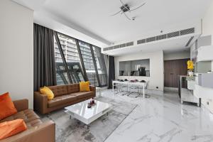 Vayk - Spacious and Vibrant 2BR Apartment in Business Bay