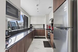 Vayk - Spacious and Vibrant 2BR Apartment in Business Bay