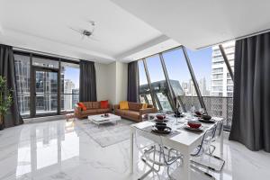 Vayk - Spacious and Vibrant 2BR Apartment in Business Bay