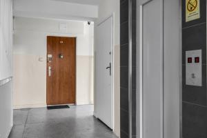 Wola Apt - 8th Floor, Tram&Bus Nearby