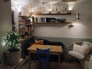 An Koad - Cabane au bord de leau