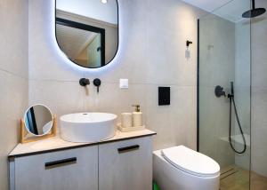 Bow Complex Apartment- In the Heart of Old Harbour