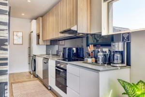 Corner Apartment - Central Cape Town with Pool & Parking