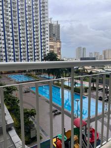 1 BR Boni LIGHT Condo WIFI Netflix Pool Balcony