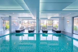 Stylish 3BR apartment with majestic skyline views