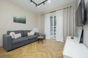 Pastel Apartment in Warsaw with Garden, Parking and Desk for Remote Work by Noclegi Renters