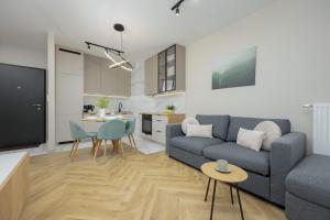 Pastel Apartment in Warsaw with Garden, Parking and Desk for Remote Work by Noclegi Renters