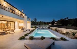 Awesome Home In Nova Vas