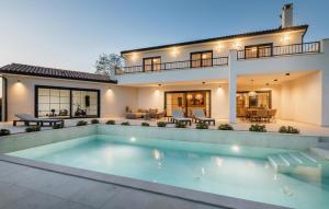 Awesome Home In Nova Vas